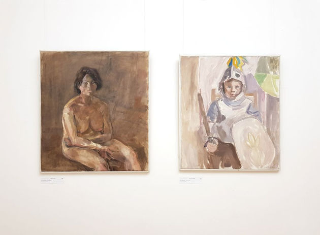 Werke von Helmut Symmangk Malerei in der Ausstellung 2023 Merseburg mit einem Bild seines Sohnes Ronald als Ritter verkleidet von 1970 in Meissen gemalt sowie ein „Sitzender Akt“ von 1966 in Berlin entstanden.