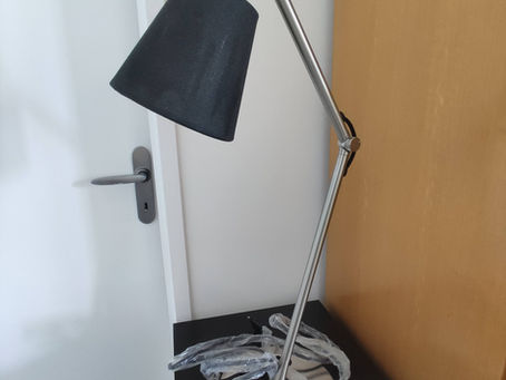 Lampe de bureau et table de salon