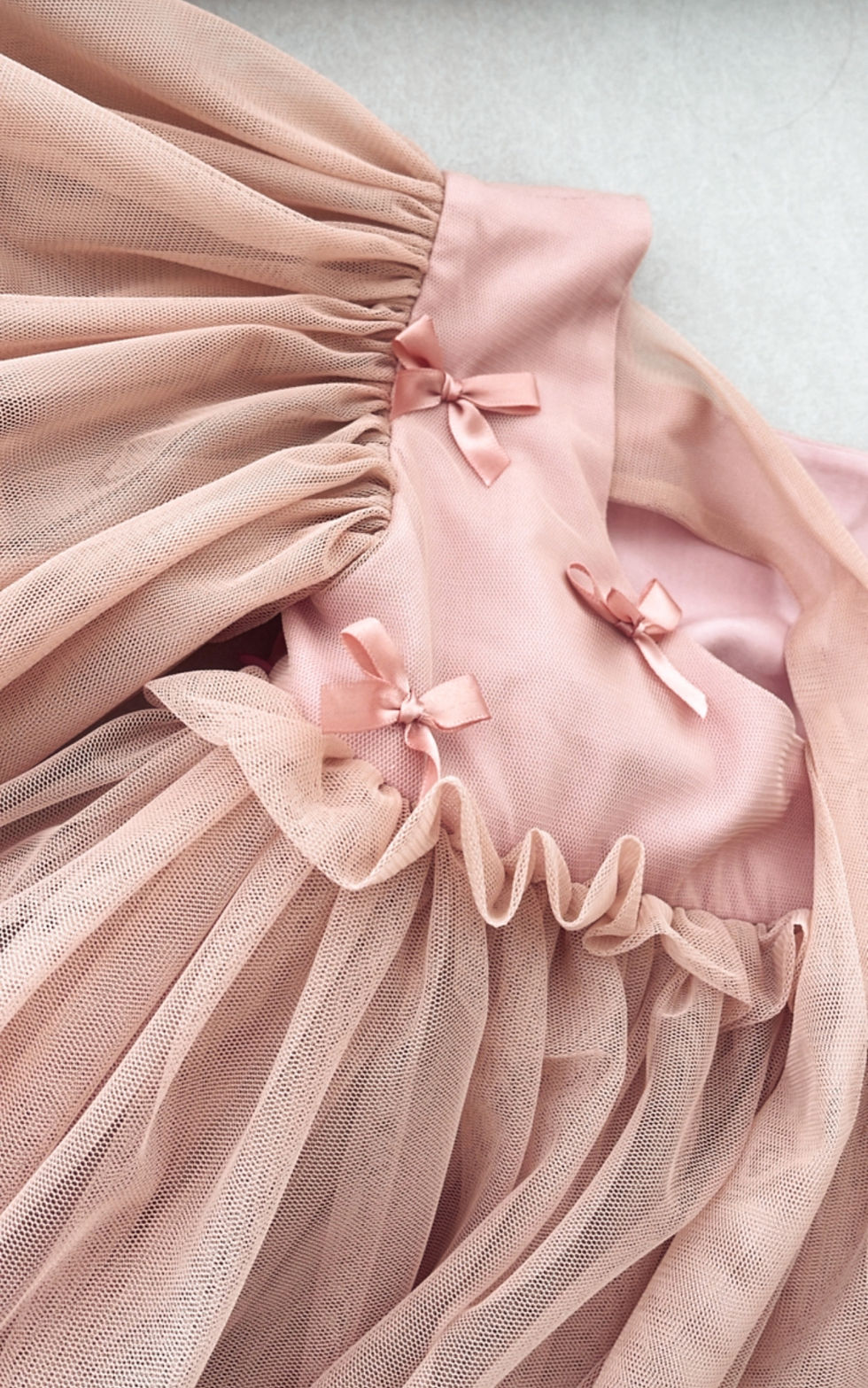 Miniaturbild: Tulle & Bow Dress I Tiulowa sukienka dla dziewczynki z kokardkami 