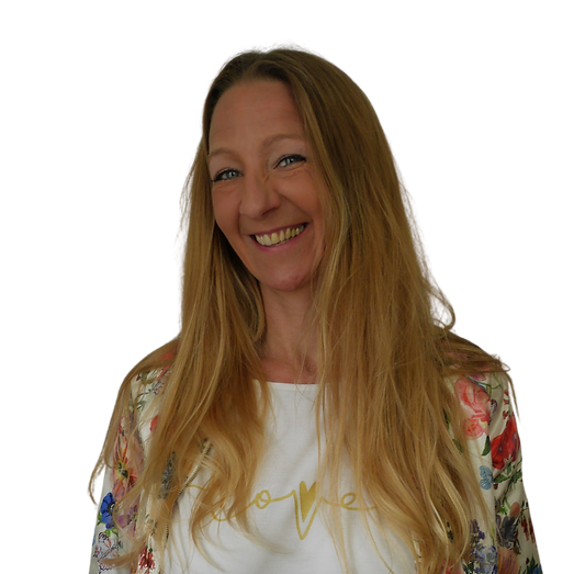 Bild von Yvonne Mörwald, sie trägt ein weißes Shirt und eine Blumenjacke, eine Frau mit langen, blonden Haaren