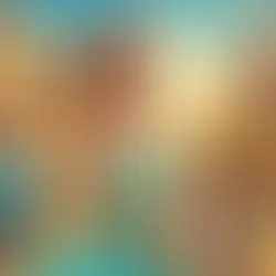 Selbstbewusste Frau im Rockabilly-Stil mit schulterlangem dunklem Haar und türkisfarbenem Polka-Dot-Kleid steht auf einer sonnigen 50er-Jahre-Straße. An ihrer Seite ihr aufmerksamer Wachhund, der sie beschützt. Ein sanfter Lichtkreis umgibt sie, symbolisch für Sicherheit, Klarheit und innere Stärke.