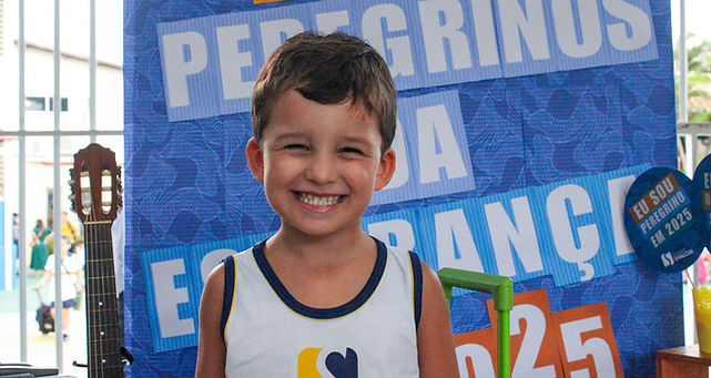 VOLTA ÀS AULAS: ALUNO SORRINDO