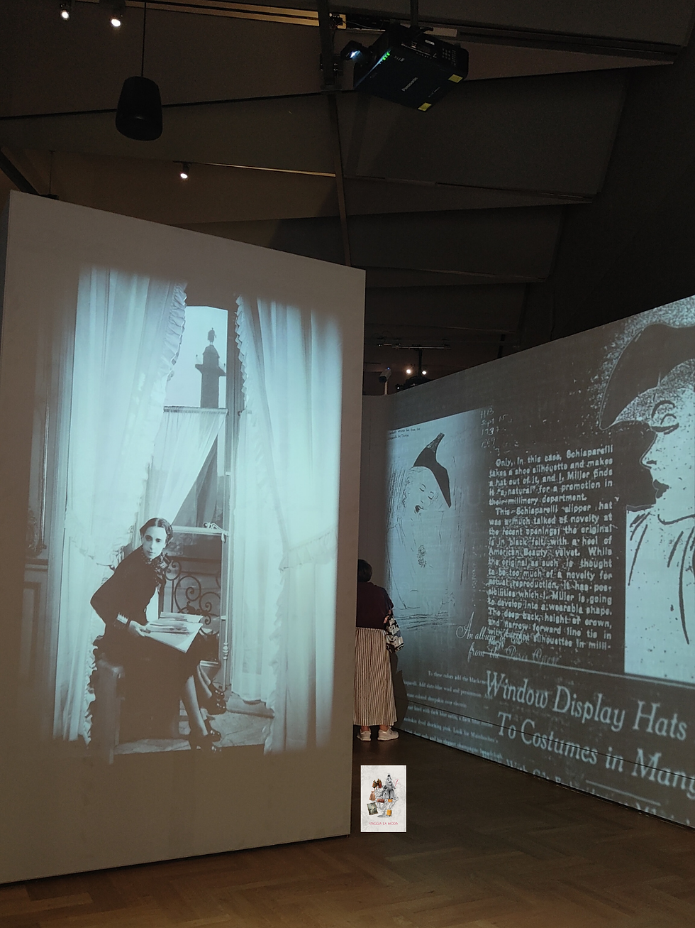 prima sala della mostra Schiapparelli: Fashion Becomes Art pareti con proiezioni video