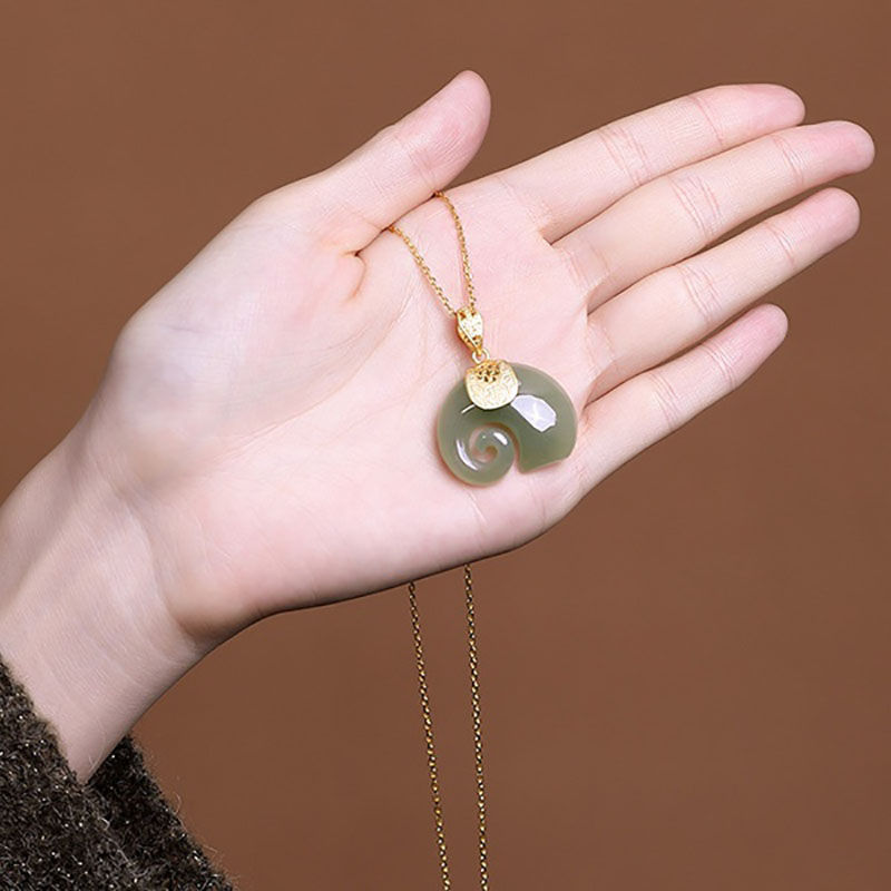 Thumbnail: Necklace with elephant pendant in jade.