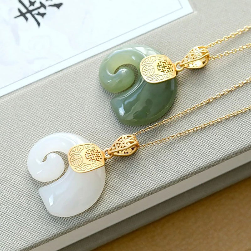 Thumbnail: Necklace with elephant pendant in jade.