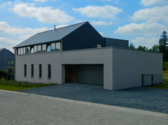 Maison neuve avec porte de garage solide