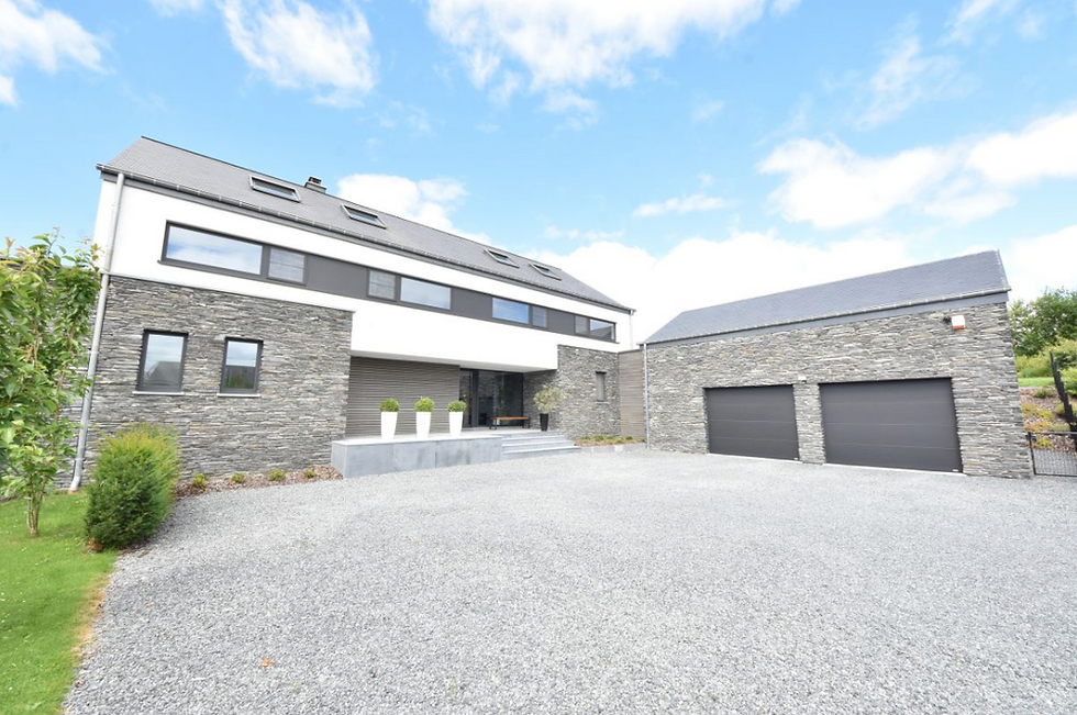 2 portes de garage d'une maison à bastogne