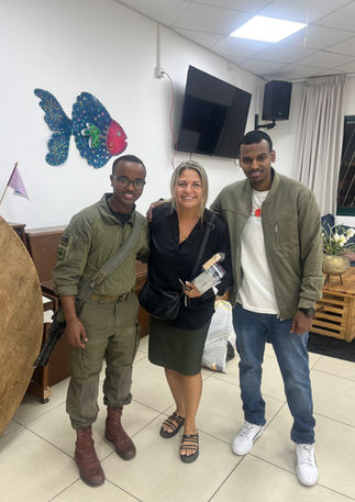 רחל עם בוגרי אמץ בוגר