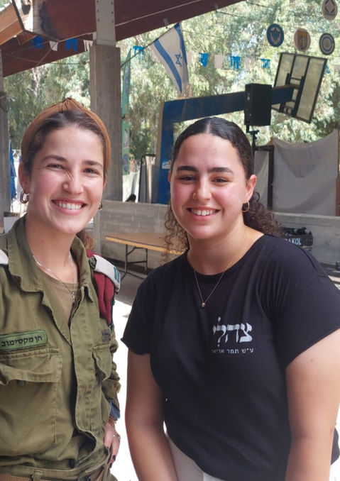 חניכה וקצינה