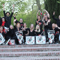 Le groupe pose sur des marches