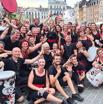 Groupe de percussionnistes qui posent pour la photo