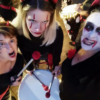 3 personnes maquillées pour halloween font une grimace