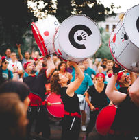 2 percussionnistes ont levé leur surdo
