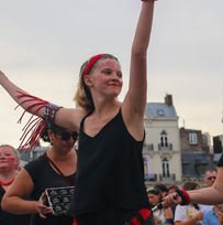 Musicienne en joie les bras en l'air