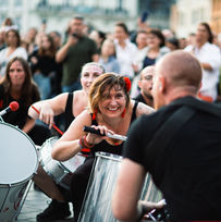 Une musicienne est baissée pour jouer avec le public