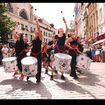 Groupe de percussionnistes dans la rue