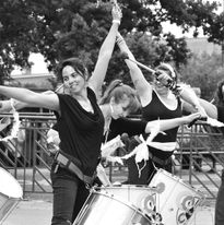 Un groupe de musiciens en mouvement