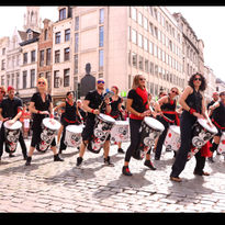 Groupe de percussionnistes dans la rue