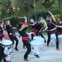 Tous les musiciens font des poses rigolotes