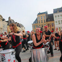 Les percussionnistes sont en demi cercle pour faire leur chorégraphie