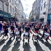Groupe de percussionnistes dans la rue 