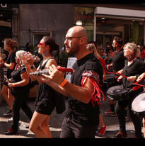Percussionniste qui joue du Chocalho