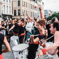 Quelques musiciens font des poses 