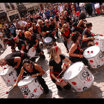 Groupe de percussionnistes qui font une chorégraphie
