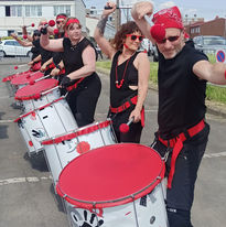 Plusieurs percussionnistes de marcations sont alignés