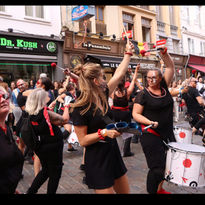 Percussionnistes qui jouent dans la rue