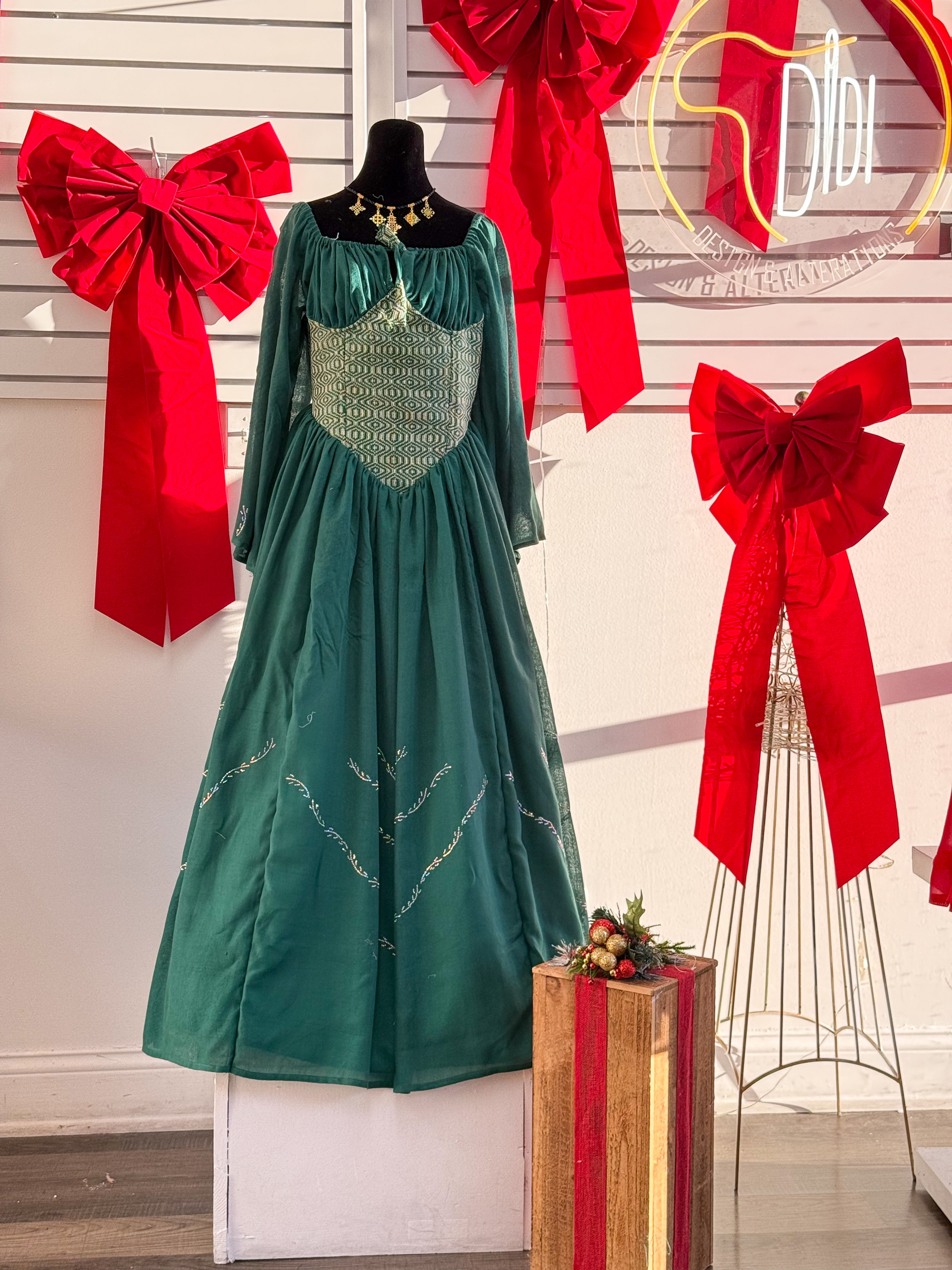 𝐄𝐦𝐞𝐫𝐚𝐥𝐝 𝐆𝐫𝐚𝐜𝐞 𝐃𝐫𝐞𝐬𝐬