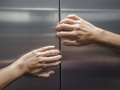 Preso no elevador. E agora?