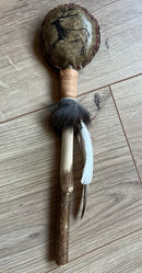 Hochet chamanique peint à l'encre gallo-ferrique