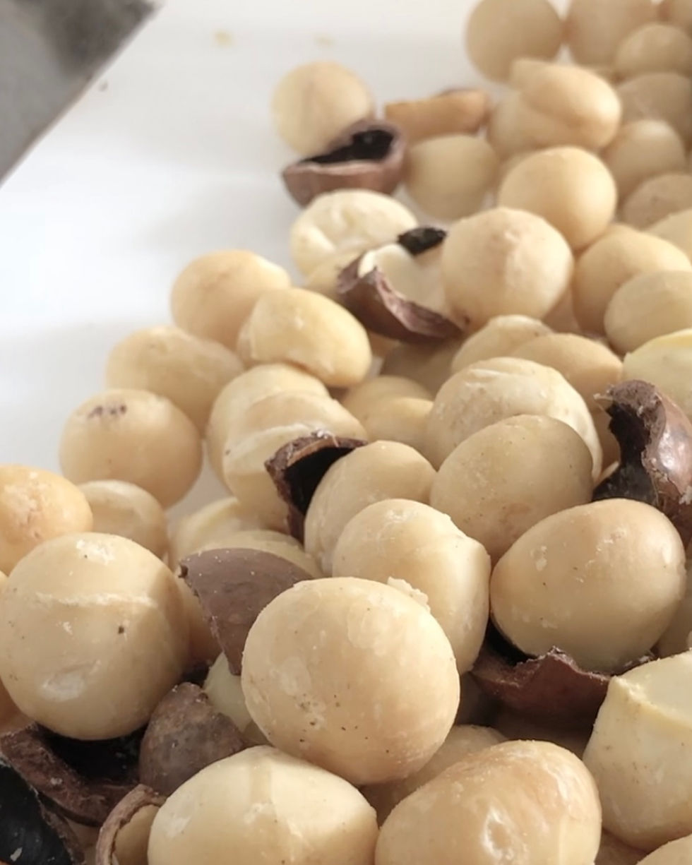 Close-up de macadâmias frescas em tigela de madeira