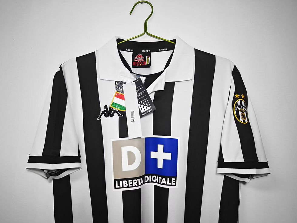 Küçük resim: Juventus 98/99 İç Saha Forması