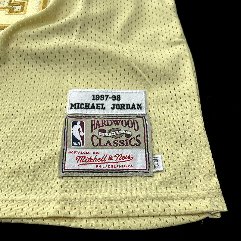 Küçük resim: Chicago Bulls 97/98 Michael Jordan Gold Edition MVP Forması