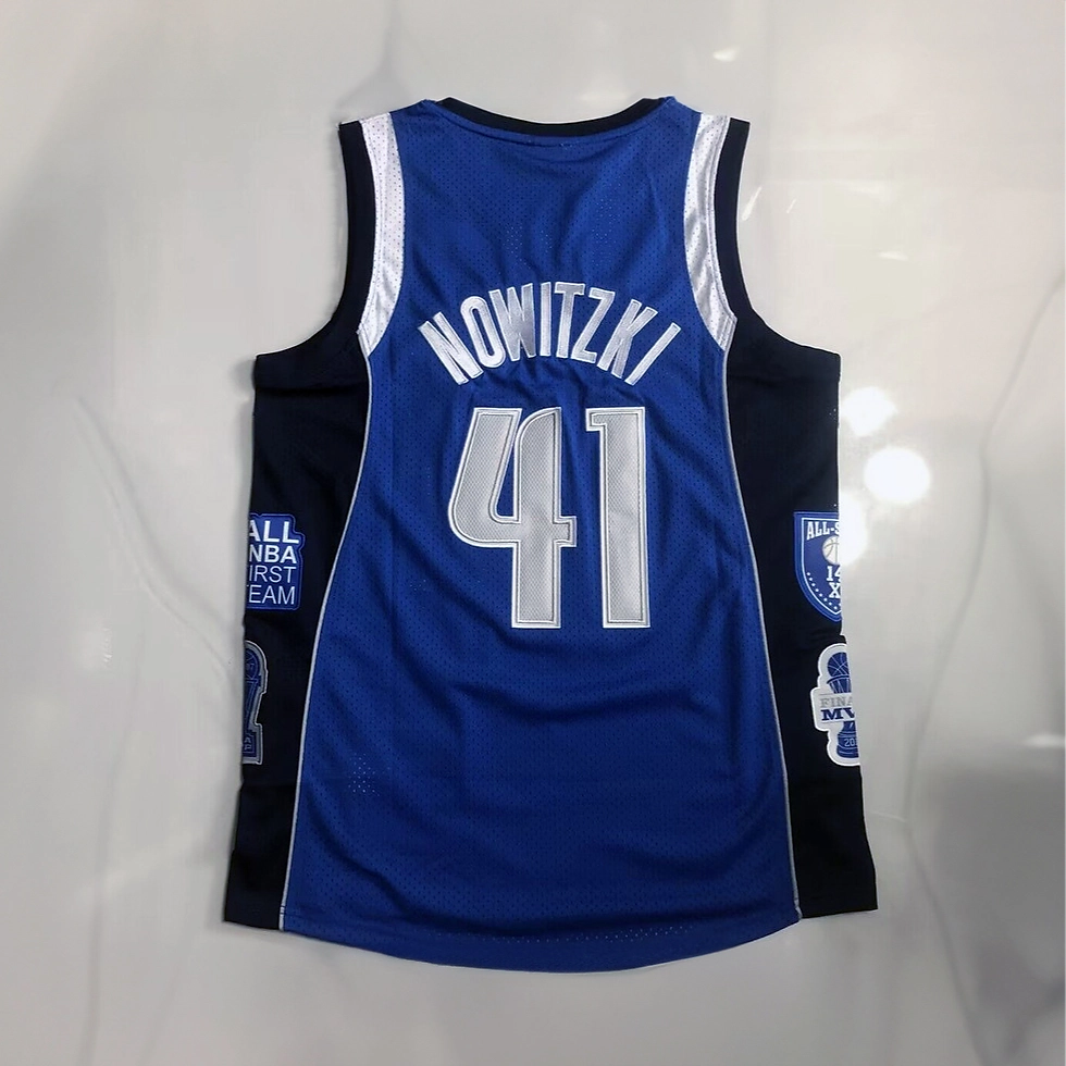 Küçük resim: Dallas Mavericks Dirk Nowitzki Hall of Fame Forması