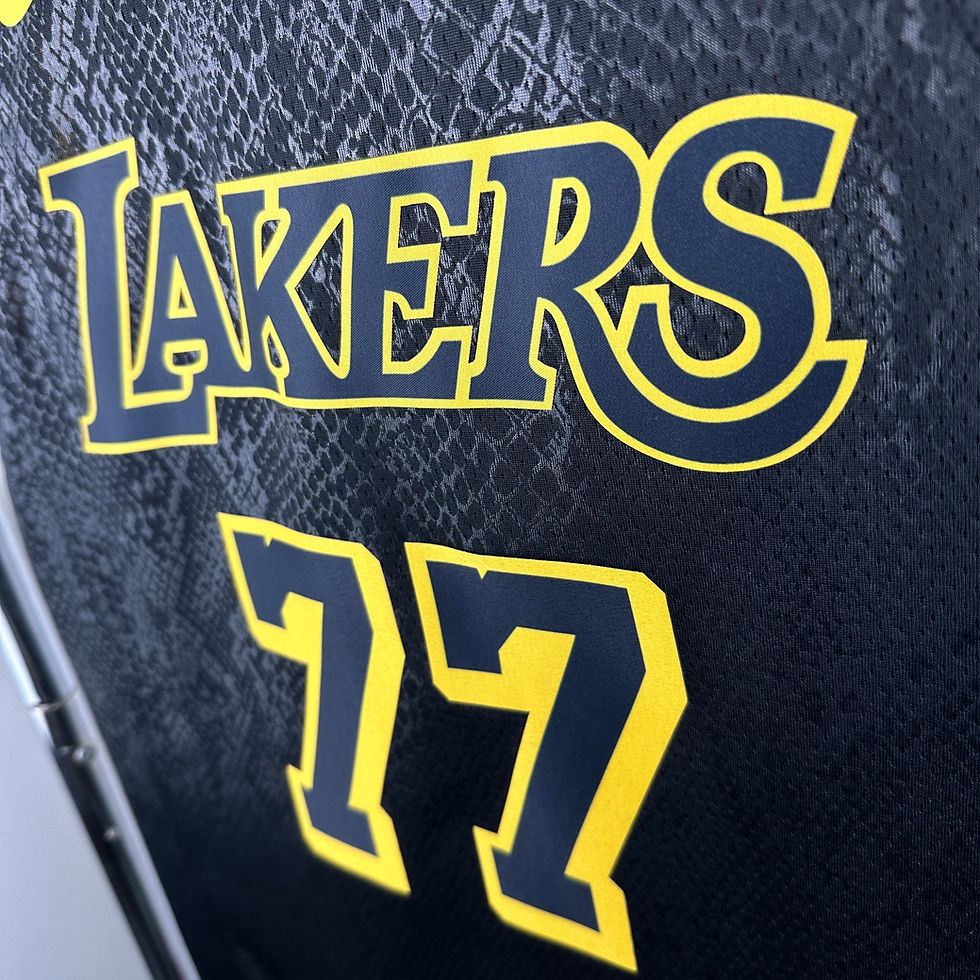 Küçük resim: Los Angeles Lakers Black Mamba Luka Doncic Forması