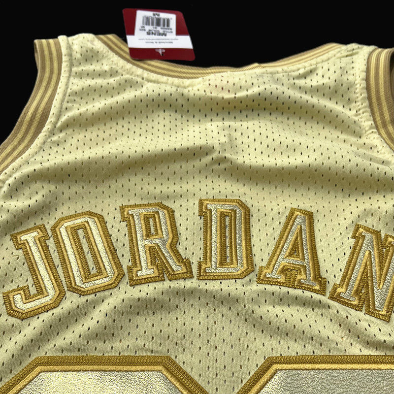 Küçük resim: Chicago Bulls 97/98 Michael Jordan Gold Edition MVP Forması