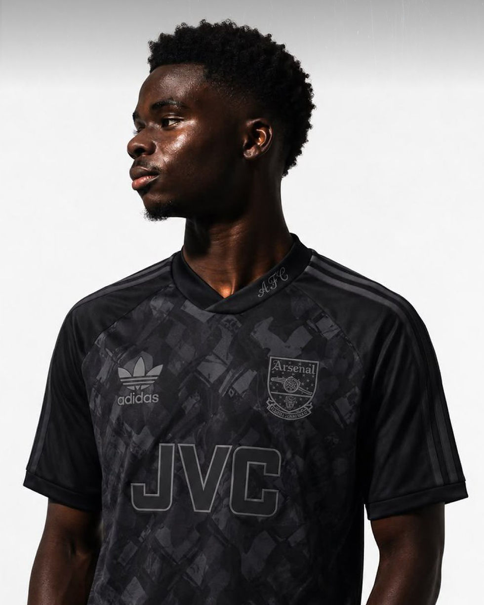 Küçük resim: Arsenal 90/92 Blackout Forması
