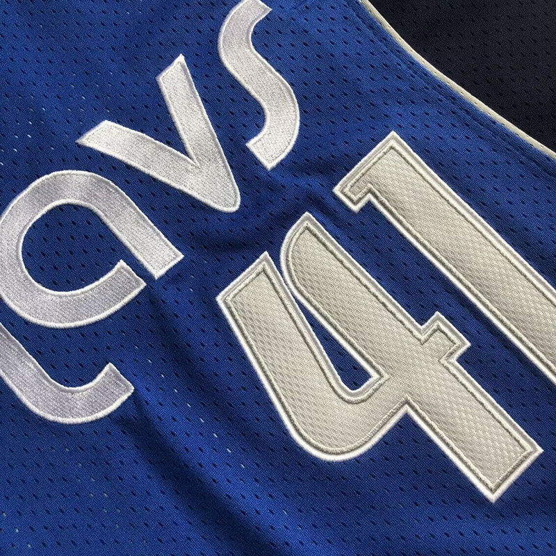 Küçük resim: Dallas Mavericks Dirk Nowitzki Hall of Fame Forması
