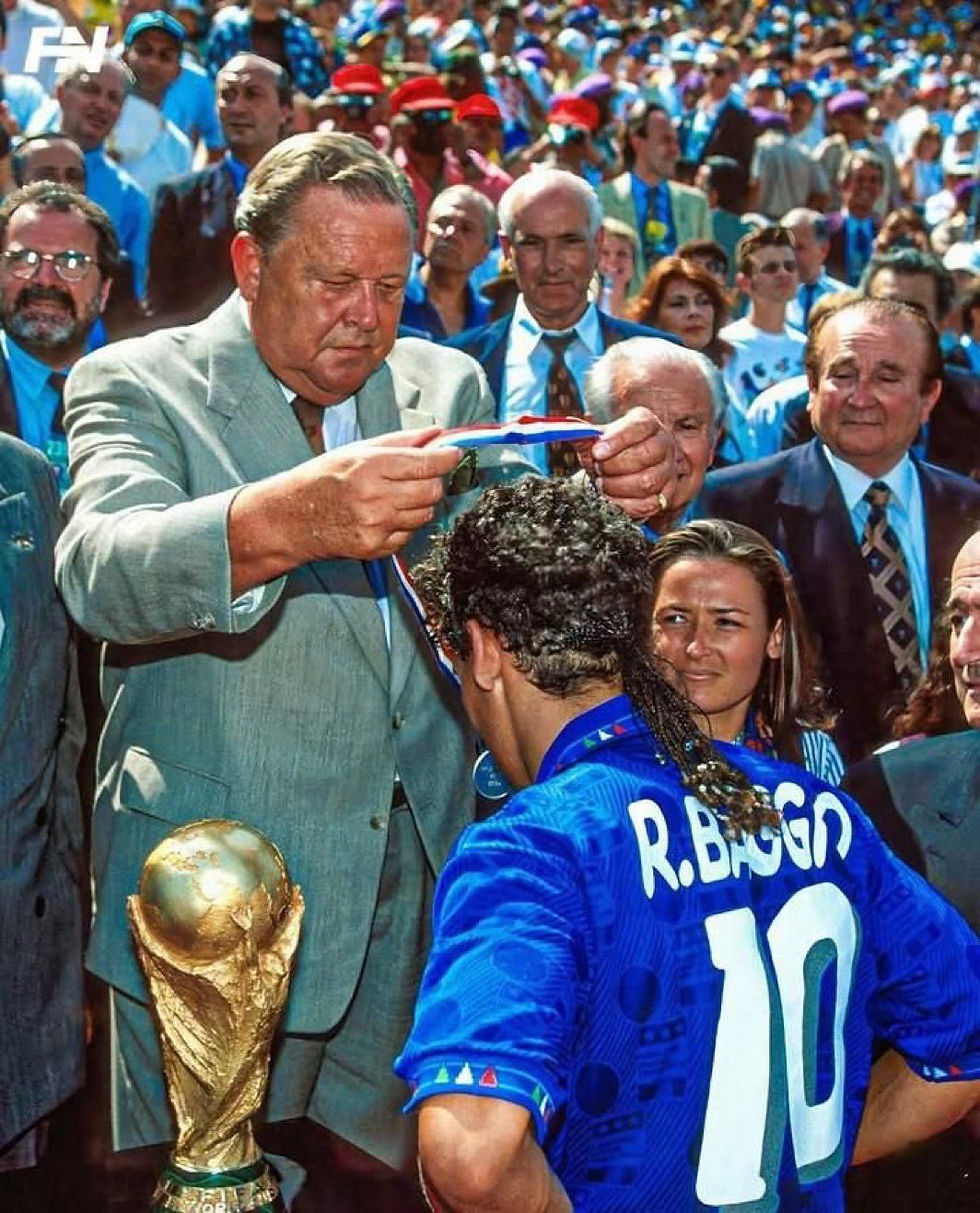 Küçük resim: İtalya 1994 Roberto Baggio İç Saha Forması - Hemen Kargo