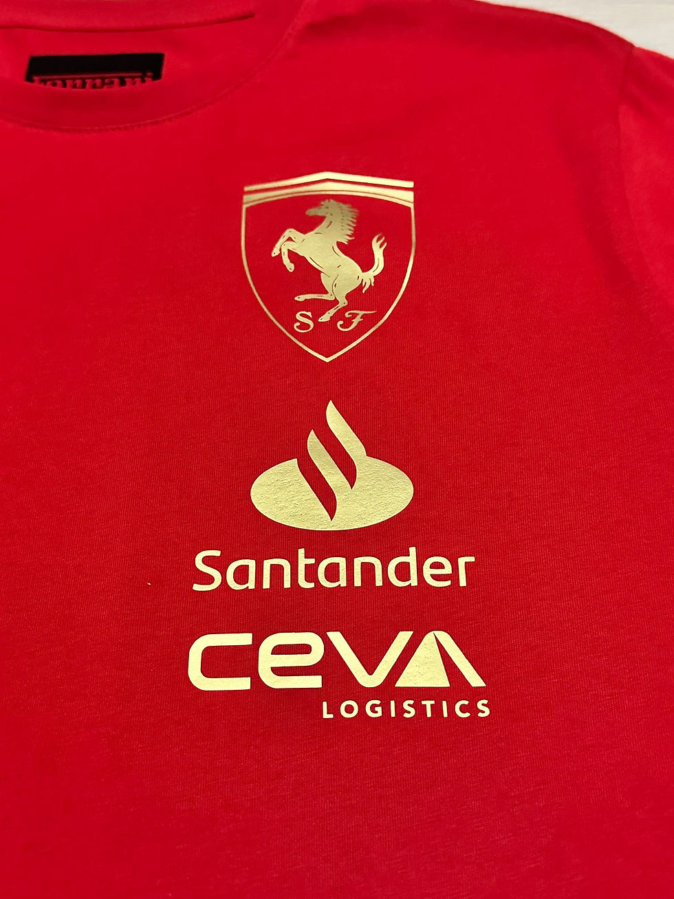 Küçük resim: Scuderia Ferrari F1 Team Gold Platinum Edition Tshirt - HEMEN KARGO