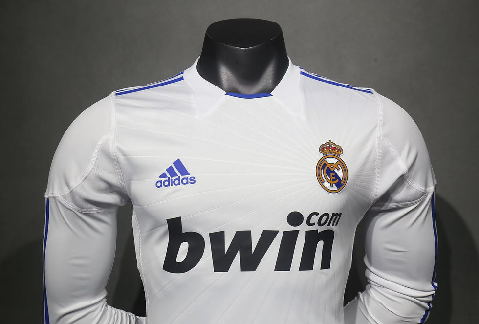 Küçük resim: Real Madrid 10/11 İç Saha Forması