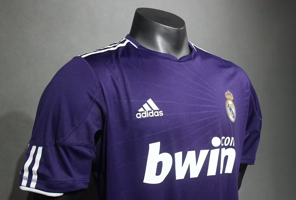 Küçük resim: Real Madrid 10/11 Alternatif Forması