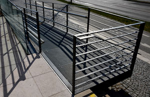 Rendre les espaces extérieurs inclusifs : passerelles métalliques pour les parcs et les espaces publics