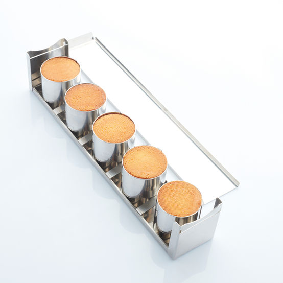 Bar mold with single-portion cylinder travel cake