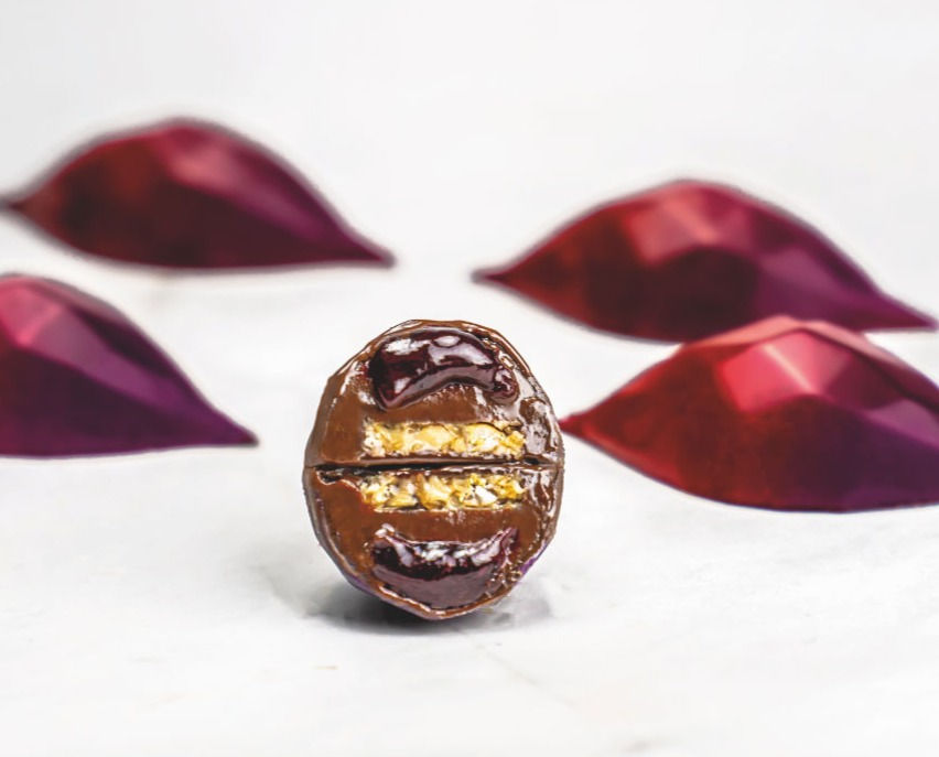 femme tenant un livre, à côté d'une tasse de café