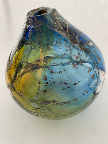 Glazen kunstwerk van Fons Uytdehaag – bolvormige sculptuur met kosmische uitstraling