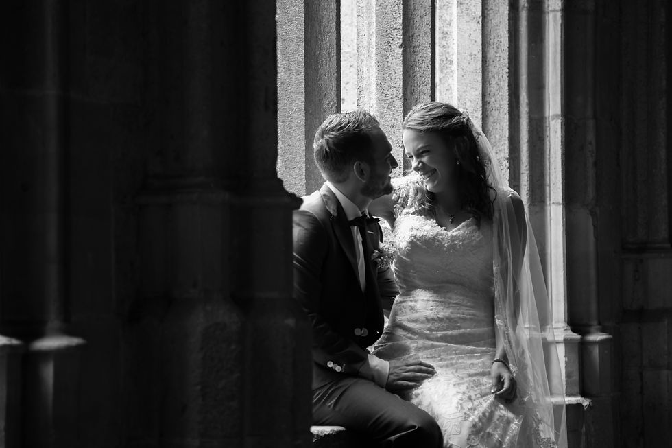 Denise & Koen - Bruiloft - Trouwen in Lunteren - Parkhotel Hugo de Vies - bruidspaar bij pandhof de dom